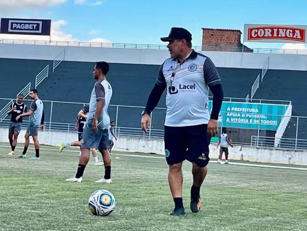 Leandro Sena faz trabalho de campo no ASA .(Imagem:João Victor/ASCOM ASA)