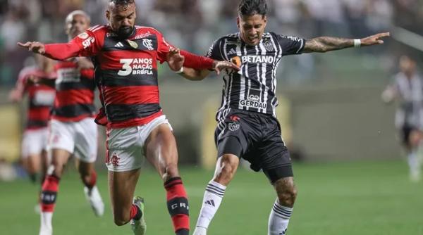 Zaracho, do Atlético-MG, em disputa com Fabrício Bruno, do Flamengo.(Imagem:Pedro Souza)