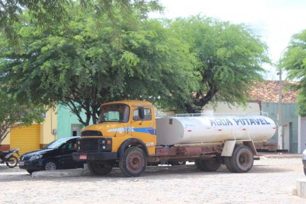 Operação carro-pipa no Piauí.(Imagem: Catarina Costa/G1 PI)