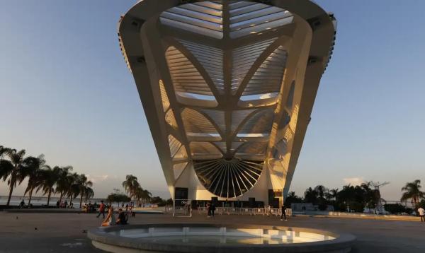 Vista do entardecer no Museu do Amanhã, na Praça Mauá.(Imagem:FERNANDO FRAZÃO/AGÊNCIA BRASIL)