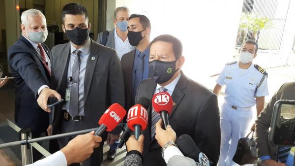 O vice-presidente Hamilton Mourão falou com jornalistas na entrada do Palácio da Alvorada nesta sexta-feira (22).(Imagem:Guilherme Mazui/G1)