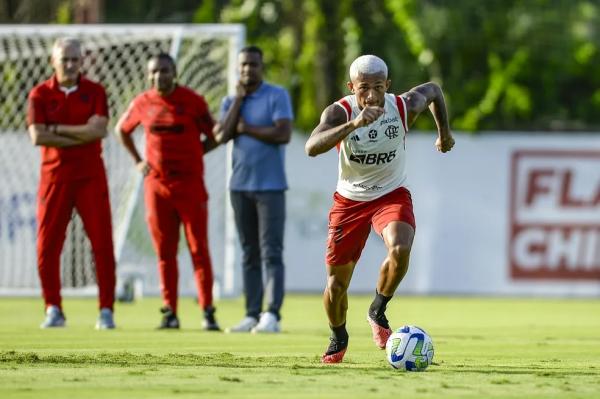 Wesley observado por Tite durante treino no Ninho do Urubu.(Imagem:Marcelo Cortes / CRF)