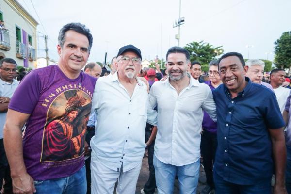 Ciro e Joel s&atilde;o cumprimentados pela popula&ccedil;&atilde;o durante a Prociss&atilde;o do Bom Jesus dos Passos em Oeiras.(Imagem:Ascom)