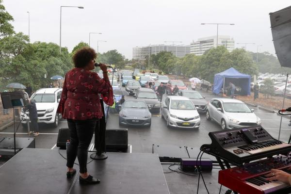 Casey Donovan se apresenta em drive-in de Sydney após flexibilização de restrições contra coronavírus(Imagem:REUTERS/Loren Elliott)