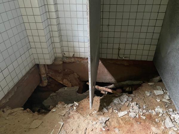 Piso cede em banheiro de prédio da UFPI e tem risco de desabar.(Imagem:Reprodução)