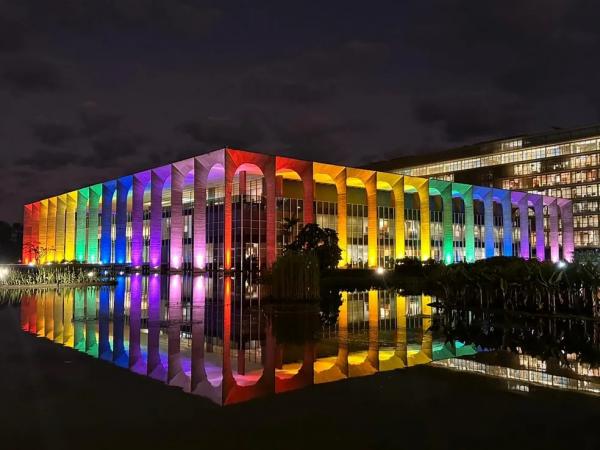 Palácio do Itamaraty recebe iluminação em homenagem ao Orgulho LGBTQIA+(Imagem:Divulgação/Palácio do Itamaraty)