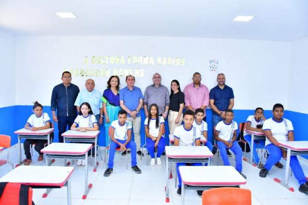 Vereadores prestigiam entrega da Escola Municipal Novo Papa Pombo após ampla reforma.(Imagem:Secom)