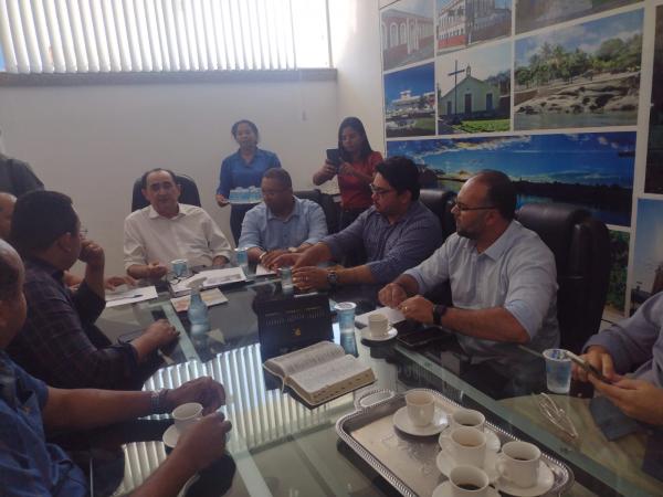 Prefeito de Floriano conduz reunião com secretários e vereadores para discutir reforma do Mercado Público (Imagem:FlorianoNews)