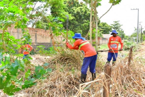 Floriano: Secretaria de Infraestrutura inicia limpeza dos riachos que cortam o município(Imagem:Secom)