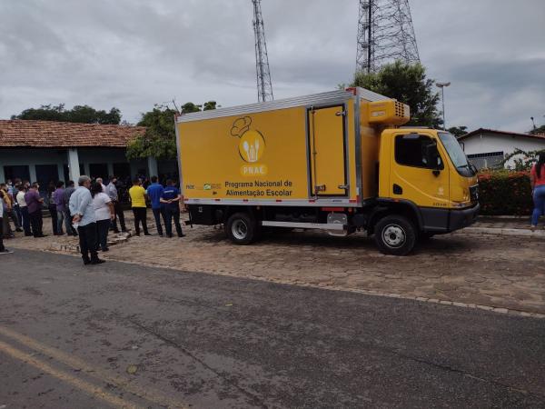 Prefeito Joel Rodrigues entrega caminhão frigorífico à Educação Municipal(Imagem:FlorianoNews)