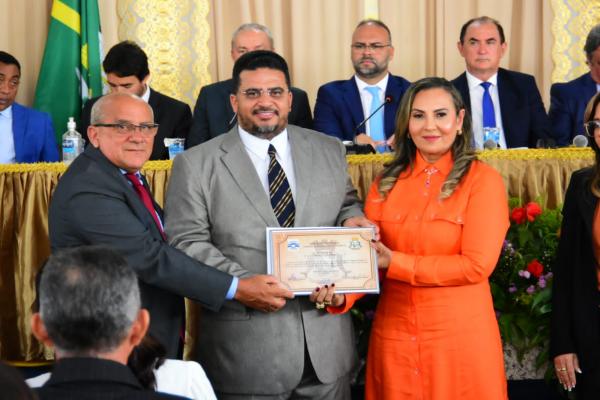 Sessão Solene concede títulos de cidadania em homenagem aos 126 anos de Floriano(Imagem:CMF)