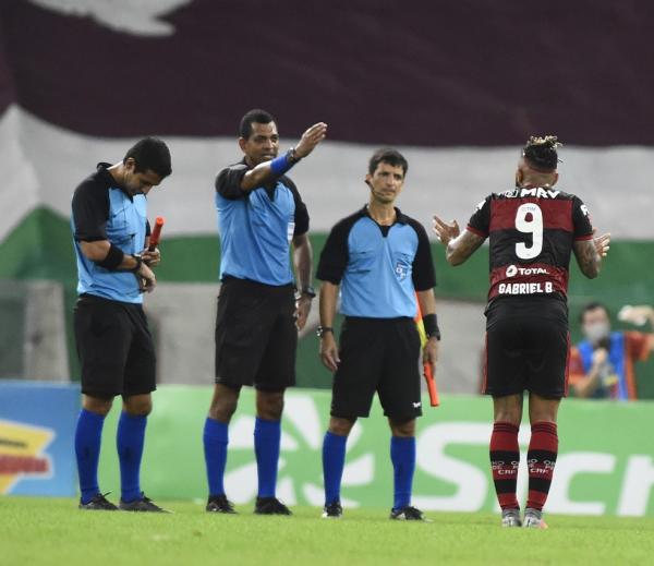 Gabigol reclama com a arbitragem, Fluminense x Flamengo.(Imagem:André Durão / GloboEsporte.com)