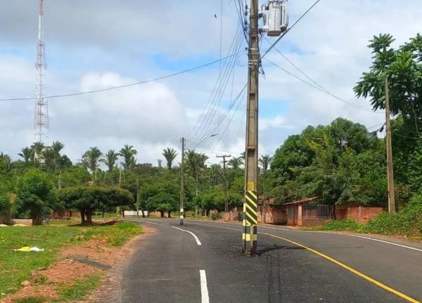 Moradores de comunidade rural reclamam de asfalto construído sob postes de energia, em Miguel Alves.(Imagem:Reprodução)