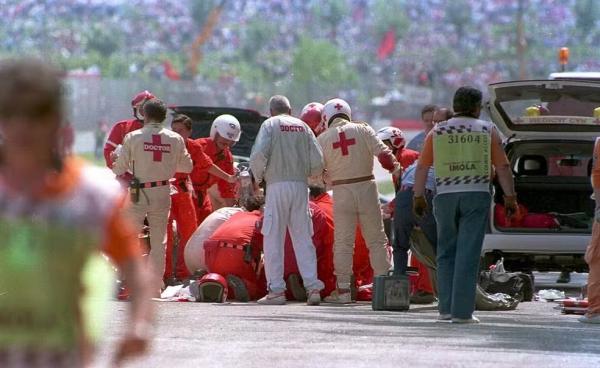 Médicos prestam os primeiros socorros a Ayrton Senna, após acidente em San Marino.(Imagem:Anton Want/ALLSPORT)