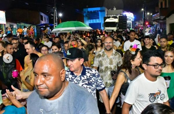 Foliões enfrentam a chuva e celebram com alegria o segundo arrastão do Carnaval de Floriano.(Imagem:Reprodução/Instagram)