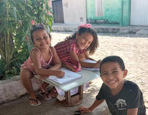 Da esquerda para a direita, os irmãos Maria Eloá, 4 anos - que morreu no incêndio -, Francisca Aylla, 7 anos - está internada -, e Francisco Ayllan, 6 anos - também faleceu.(Imagem:Reprodução)