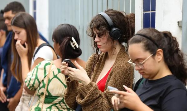 Estudantes aguardam abertura dos portões no segundo dia do Exame Nacional do Ensino Médio (Enem), no Cefet Maracanã, na zona norte do Rio de Janeiro.(Imagem:Tomaz Silva/Agência Brasil)