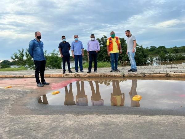 Na tarde desta quarta-feira (5), o prefeito de Floriano, Joel Rodrigues, visitou o trecho interditado da avenida Frei Antônio Cúrcio, na companhia do vice-prefeito, Antônio Reis, d(Imagem:Reprodução)