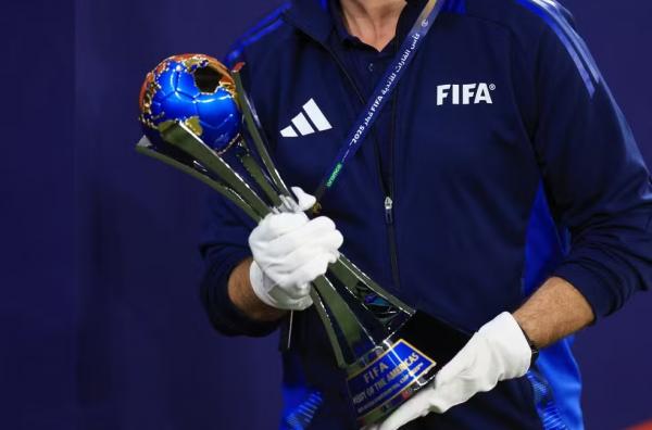 Troféu do Derby das Américas, na Copa Intercontinental.(Imagem:Thaier Al-Sudani/Reuters)