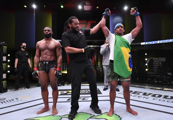 Gilbert Durinho comemora a vitória sobre Tyron Woodley no UFC(Imagem:Getty Images)