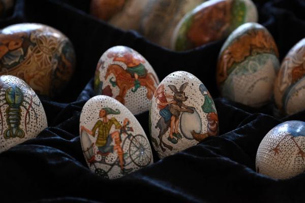 Pintura artística em ovos segue viva como tradição húngara na Páscoa(Imagem:ATTILA KISBENEDEK / AFP)