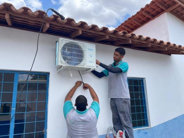 Prefeitura de Floriano instala aparelhos de ar-condicionado em escola da localidade Amolar(Imagem:Secom)