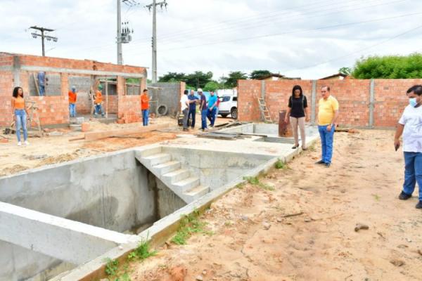 Prefeito Antônio Reis visita obra do saneamento básico de Floriano(Imagem:Secom)
