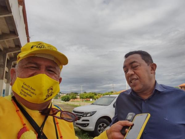 Repórter Amarelinho entrevistando o prefeito Joel Rodrigues(Imagem:FlorianoNews)