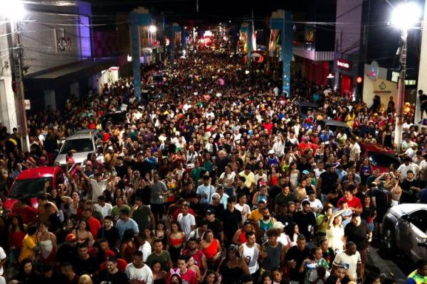 Dany Melody arrasta multid&atilde;o e agita o Carnaval de Floriano(Imagem:Secom )