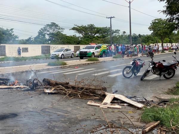 Moradores ateiam fogo e bloqueiam avenida de Teresina em protesto por moradia(Imagem:Hélder Vilela)
