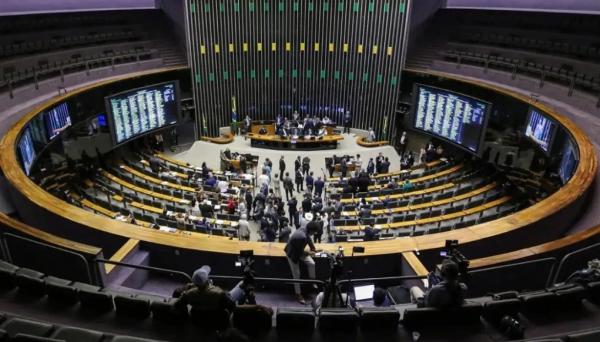 Projeto prevê redução de penas de condenados pelos atos antidemocráticos e pela tentativa de golpe de Estado, como o ex-presidente Jair Bolsonaro.(Imagem:Kayo Magalhães/Câmara dos Deputados)