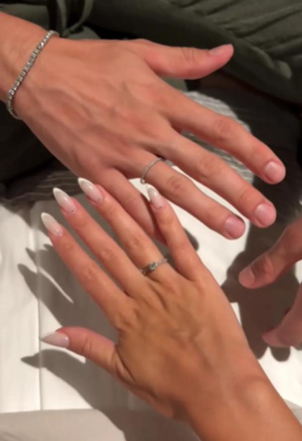 Larissa Santos ganha anel de compromisso em pedido de namoro.(Imagem:Instagram)