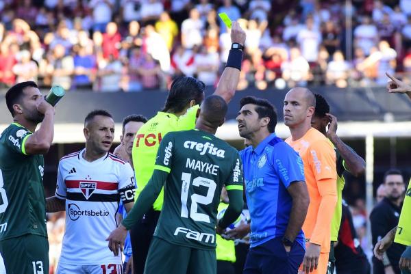 Abel Ferreira leva amarelo de Raphael Claus em São Paulo x Palmeiras.(Imagem:Marcos Ribolli)