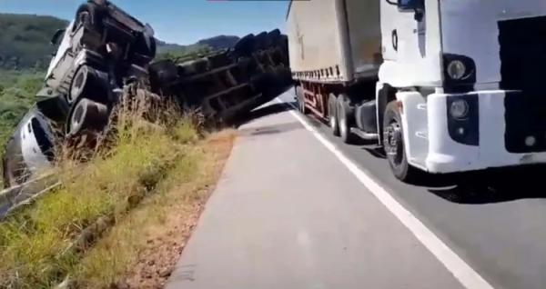  Colisão entre três caminhões deixa rodovia BR-135 parcialmente bloqueada; motorista fugiu do local.(Imagem:Reprodução )