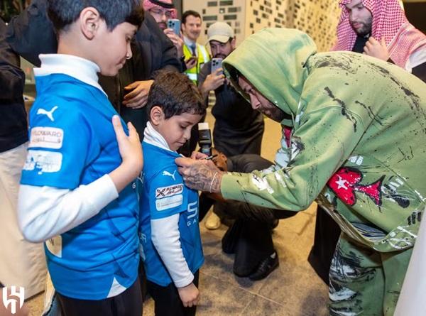 Neymar atende fãs com camisa do Al-Hilal em seu retorno à Arábia Saudita (Imagem:Divulgação/Al-Hilal)