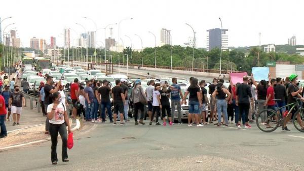 Artistas protestam contra restrições no PI e fecham cruzamentos na Av. Frei Serafim.(Imagem:Reprodução/TV Clube)