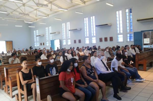 Reitor da UFPI esteve com familiares da estudante Janaína da Silva Bezerra durante missa de sétimo dia.(Imagem: Ilanna Serena/g1 )
