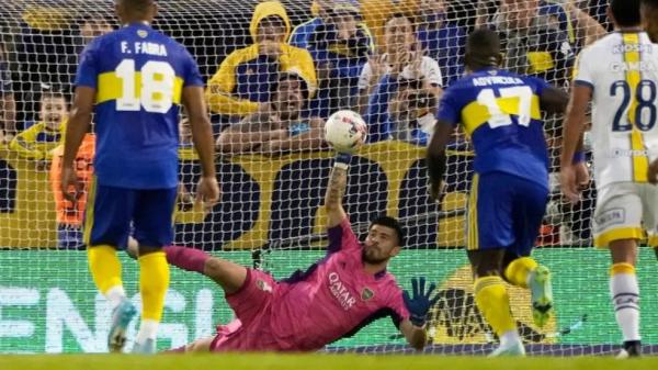 Rossi defende pênalti contra o Rosário Central, o último que pegou pelo Boca. (Imagem: Boca Jrs)