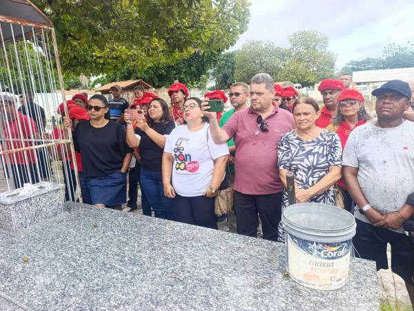 Corpo do rep&oacute;rter Joilson Leandro &eacute; sepultado em Floriano sob homenagens de familiares, amigos e colegas(Imagem:FlorianoNews)