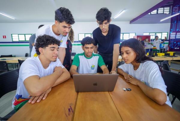 De acordo com o Censo Escolar 2025, 100% das escolas estaduais em &aacute;reas urbanas no Piau&iacute; possuem internet para atividades de ensino.(Imagem:Let&iacute;cia Santos)