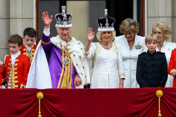 O rei Charles III e a rainha Camilla, do Reino Unido, acenam da sacada do Palácio de Buckingham após a cerimônia de coroação, em Londres.(Imagem:Reuters)