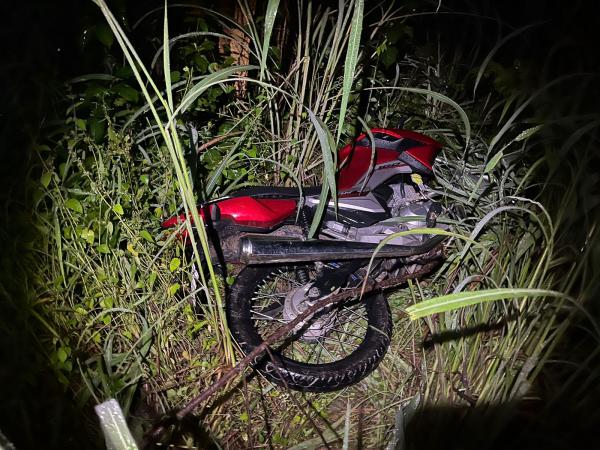 Polícia Militar do 3º BPM recupera motocicleta roubada em Floriano.(Imagem:Divulgação/PM)