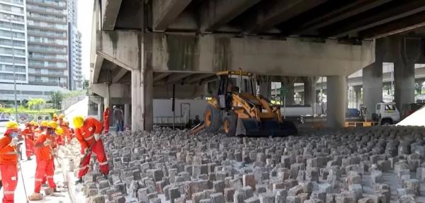 Em São Paulo, a prefeitura instalou pedras sob viadutos, mas retirou após acusações de higienismo.(Imagem:Reprodução/TV Globo)