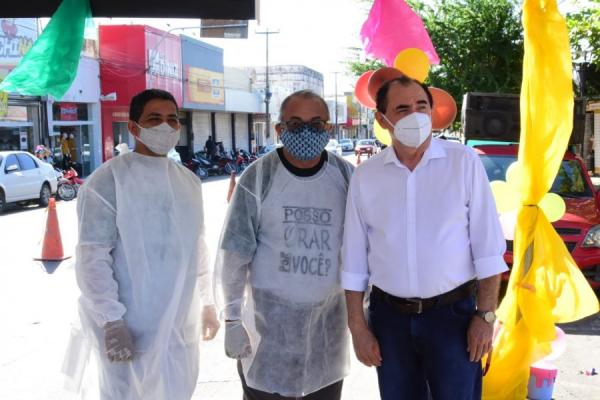 Vice-prefeito participa do encerramento do drive-thru da oração(Imagem:SECOM)