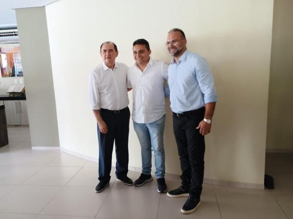 Prefeito Antônio Reis e vereador Joab Curvina anunciam pré-candidatura à Prefeitura de Floriano(Imagem:FlorianoNews)