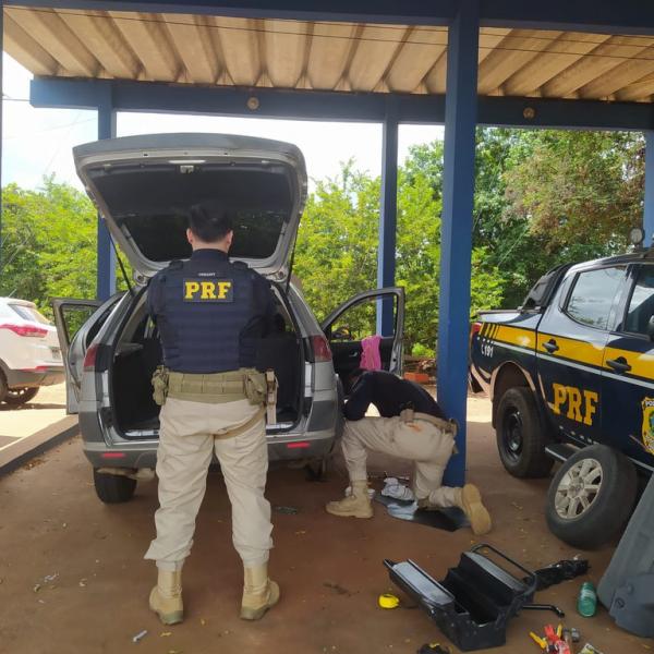  A droga estava sendo transportada em compartimento oculto do veículo próximo ao pneu.(Imagem:Divulgação/PRF)