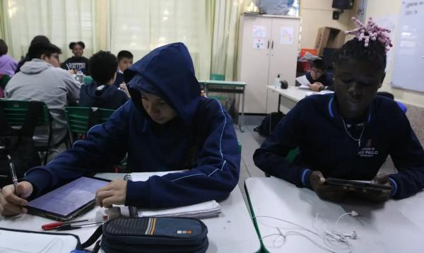 Crianças estudam dentro de sala de aula na antiga Escola Municipal de Ensino Fundamental - EMEF Infante Dom Henrique, agora chamada EMEF Espaço de Bitita.(Imagem:Rovena Rosa/Agência)