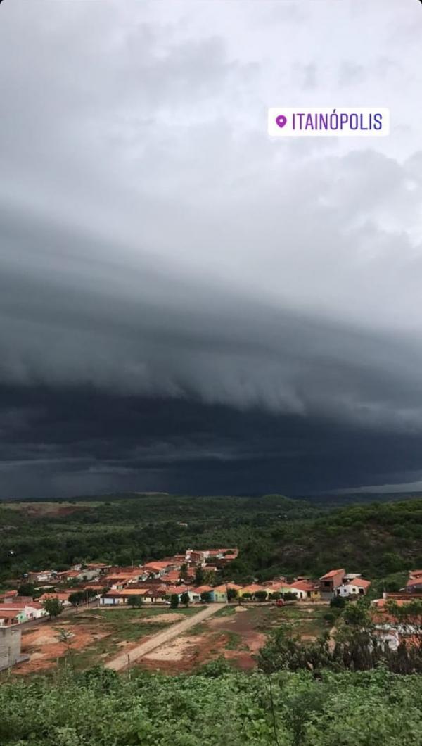 Um fenômeno conhecido como cobriu o céu na cidade de Itainópolis, na tarde deste domingo (26). Ele costuma acontecer quando o tempo está bem fechado, podendo ser(Imagem:Reprodução)