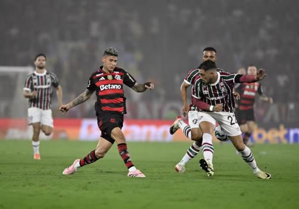 Carrascal e Freytes em partida entre Flamengo e Fluminense no Maracan&atilde;.(Imagem:Andr&eacute; Dur&atilde;o)