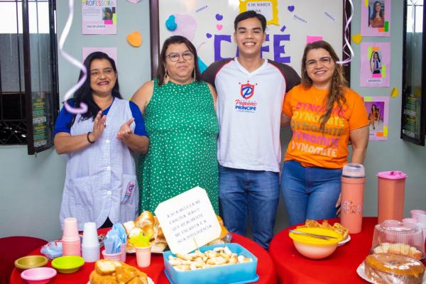 Alunos da Escola Pequeno Príncipe prestam homenagem às colaboradoras pelo Dia da Mulher(Imagem:Reprodução)